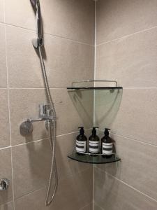 ソウルにあるSodamjae Stay, near Seokchon Lake 5 guestsのバスルーム(シャワー、棚にボトル2本付)
