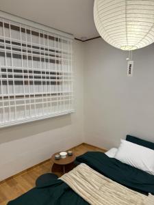 ソウルにあるSodamjae Stay, near Seokchon Lake 5 guestsのベッドとテーブルと窓のある寝室 +6枚の写真