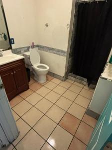 un bagno con wc, lavandino e doccia di The Mount Vibe a El Monte