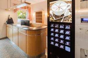 een keuken met een aanrecht met een display van een theekopje bij Mikro Apartments Erding in Erding