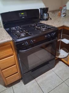 un forno a piano cottura nero in cucina di The Mount Vibe a El Monte