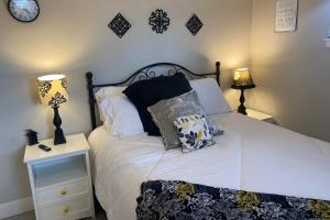 Postel nebo postele na pokoji v ubytování Berthoud favorite! Beautiful house with a hot tub!