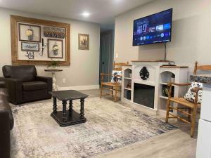 Posezení v ubytování Berthoud favorite! Beautiful house with a hot tub!