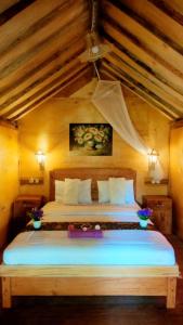 una camera da letto con un letto grande in una stanza di Bintang Homestay a Tetebatu