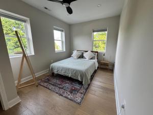 een slaapkamer met een bed en twee ramen bij Villa del Encanto in Washington