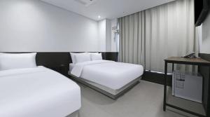 Ένα ή περισσότερα κρεβάτια σε δωμάτιο στο Jongno The Stay Korea