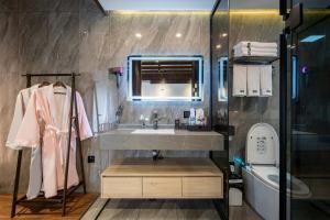 麗江市にあるGolden Dragon's Mountain Glow Innの洗面台、トイレ、浴槽を備えたバスルーム