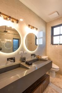 Et badeværelse på Paradise Palms and The PoolClub at Mahogany Bay + 35 billeder