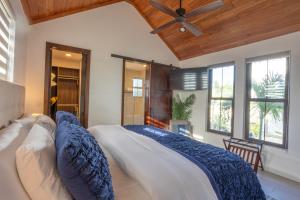 En eller flere senge i et værelse på Paradise Palms and The PoolClub at Mahogany Bay