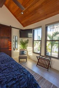 En eller flere senge i et værelse på Paradise Palms and The PoolClub at Mahogany Bay