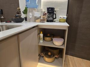 una cucina con bancone, pentole e padelle di Penthouse entre nubes y volcanes a Quetzaltenango Altre 18 foto