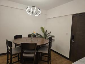 una sala da pranzo con tavolo e sedie di Penthouse entre nubes y volcanes a Quetzaltenango