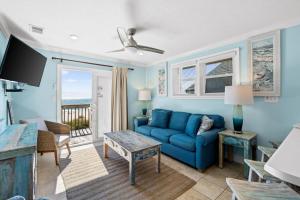 TV a/nebo společenská místnost v ubytování Sunflower 2, Beachfront Apt, pets allowed