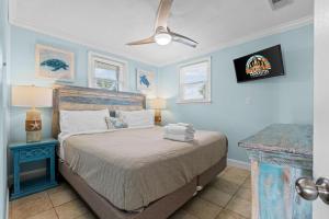 Postel nebo postele na pokoji v ubytování Sunflower 2, Beachfront Apt, pets allowed