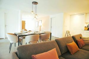un soggiorno con un divano e un tavolo con sedie di Apartment Niesen Lake Stay a Einigen Altre 18 foto