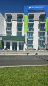 a building on the side of a street at Hotel Playamar in Mazatlán