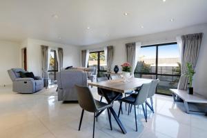 Posezení v ubytování Modern Spacious Home with Backyard and Parking