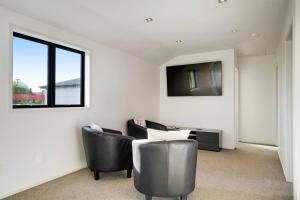 TV a/nebo společenská místnost v ubytování Modern Spacious Home with Backyard and Parking