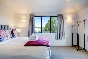 Postel nebo postele na pokoji v ubytování Modern Spacious Home with Backyard and Parking