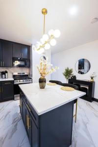 Η κουζίνα ή μικρή κουζίνα στο Luxury 2-Bedroom Brooklyn stay Free Parking & Laundry on-site