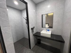 Ukay Hills-Private Event Estate & Lifestyle Suites في أمبانغ: حمام مزود بحوض ومِرآة +65 صورة