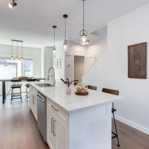 Η κουζίνα ή μικρή κουζίνα στο Stunning Modern 2BR Unit in Downtown Canmore