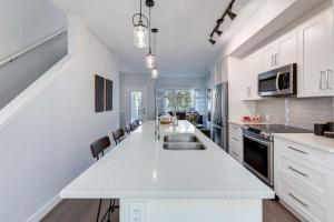 Η κουζίνα ή μικρή κουζίνα στο Stunning Modern 2BR Unit in Downtown Canmore