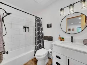 Et badeværelse på The Overlook Prescott + 25 billeder