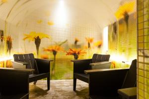 A seating area at Hotel Heubad