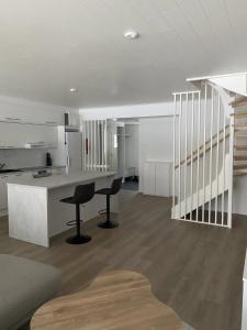- une cuisine avec un comptoir et deux tabourets dans une pièce dans l'établissement Convenient Apartment for 4 with Sauna, à Seinäjoki