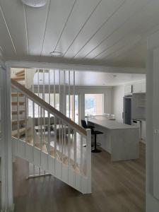 un bureau avec un escalier et un bureau dans une chambre dans l'établissement Convenient Apartment for 4 with Sauna, à Seinäjoki