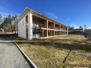 un grand bâtiment avec beaucoup de fenêtres dans l'établissement Convenient Apartment for 4 with Sauna, à Seinäjoki