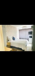 een slaapkamer met twee bedden met witte lakens bij SUNFLOWER bed and breakfast in Ladysmith +5 foto's