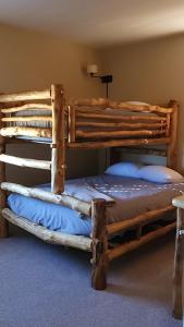un dormitorio con dos camas hechas de troncos en Meadow Ridge Mountain Views 8 minutes from Basecamp, en Maryvale