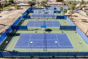 Εγκαταστάσεις για τένις ή/και σκουός στο Waterslide Sun Golf and Fun Brand New Home All the amenities ή εκεί κοντά