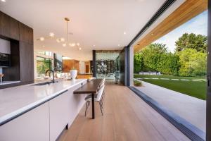 TV a/nebo společenská místnost v ubytování Royal Oaks Ultra-Luxury Resort