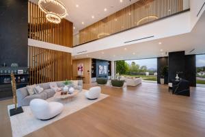 TV a/nebo společenská místnost v ubytování Royal Oaks Ultra-Luxury Resort