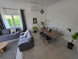 Χώρος καθιστικού στο Black N' White Cozy Housegarden