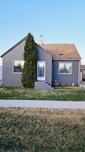 een huis met een boom ervoor bij Cozy Home in Swan River in Swan River +38 foto's