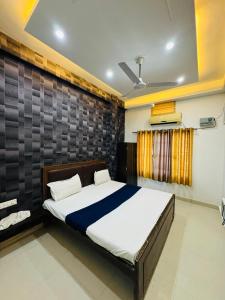 une chambre avec un lit dans une pièce dans l'établissement Lake View, à Varanasi 6 autres photos