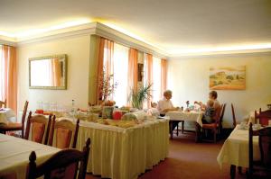 a group of people sitting at tables in a restaurant at Zum neuen Schwan in Walluf