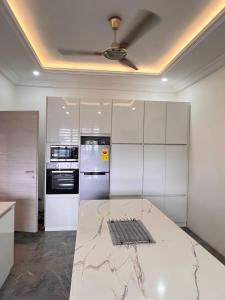 a kitchen with a marble counter top with a ceiling at Willowbrook in Aburi +6 photos