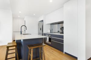 Η κουζίνα ή μικρή κουζίνα στο Skyline Showdown - Views, Games & Vibes