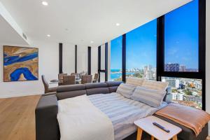 Χώρος καθιστικού στο Skyline Showdown - Views, Games & Vibes