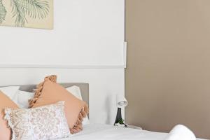 sypialnia z łóżkiem z białymi i różowymi poduszkami w obiekcie Bright and Cozy Queen Room - Serene Spot at Pymble - Shared Bathroom w mieście Turramurra