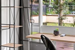 biuro z biurkiem, krzesłami i oknem w obiekcie Bright and Cozy Queen Room - Serene Spot at Pymble - Shared Bathroom w mieście Turramurra