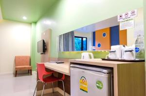 ein Krankenhauszimmer mit einer Theke und einem Waschbecken in der Unterkunft Na Tubthieng Boutique Resort Trang in Ban Phlu Phli