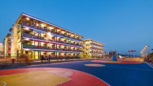 香港にあるRunway 1331 - Enlightの夜の街路にある大きな建物