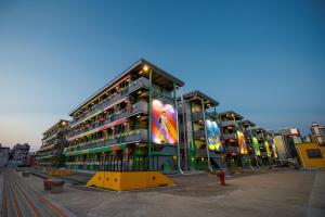 香港にあるRunway 1331 - Enlightの看板が横に掲げられた高い建物