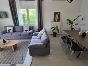 Χώρος καθιστικού στο Black N' White Cozy Housegarden